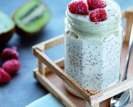 Чиа-пудинг с киви и малиной