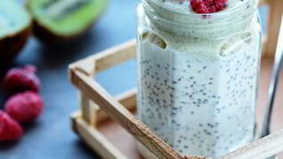 Чиа-пудинг с киви и малиной