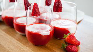 Йогуртовая панна котта с клубникой