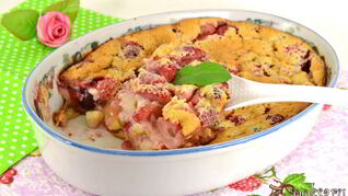 Клафути с черешней и клубникой