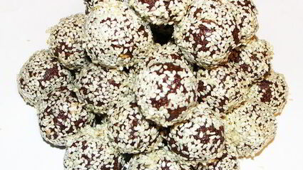 конфетки из чернослива, грецких орехов и шоколада