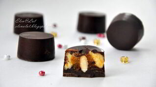 Шоколадные конфеты с тыквенным кремом, мандариновым мармеладом и миндалем