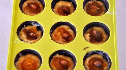 шоколадные конфеты с тыквенным кремом, мандариновым мармеладом и миндалем