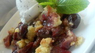 Крамбл с черешней