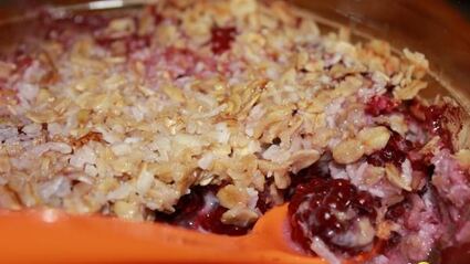 крамбль с ежевикой и кокосовым молоком