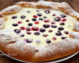 Бархатная галета с творожным кремом и ягодами