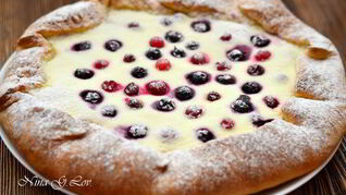 Бархатная галета с творожным кремом и ягодами