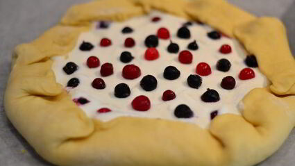 бархатная галета с творожным кремом и ягодами