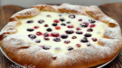 бархатная галета с творожным кремом и ягодами