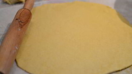 бархатная галета с творожным кремом и ягодами