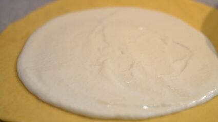 бархатная галета с творожным кремом и ягодами