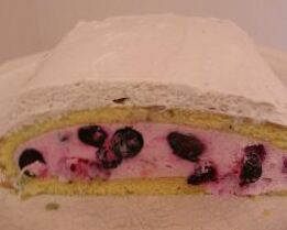 Бисквитный рулет с йогуртовым кремом и ягодами