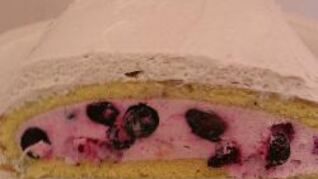 Бисквитный рулет с йогуртовым кремом и ягодами