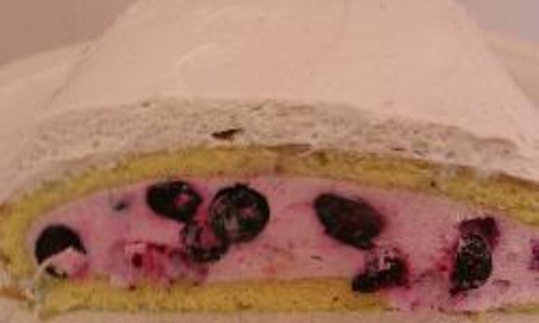 Рецепт бисквитный рулет с йогуртовым кремом и ягодами