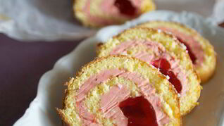 Бисквитный рулет с клубничным кремом