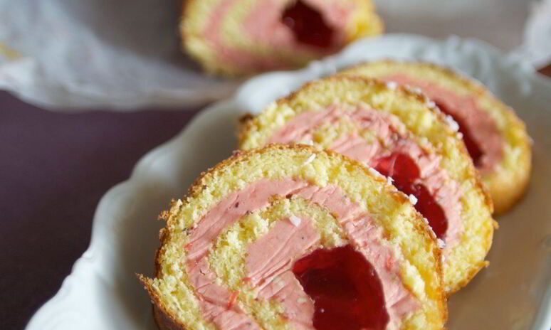 Рецепт бисквитный рулет с клубничным кремом