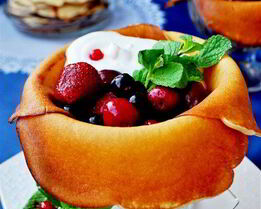 Блинчики десертные с сырным кремом и ягодами