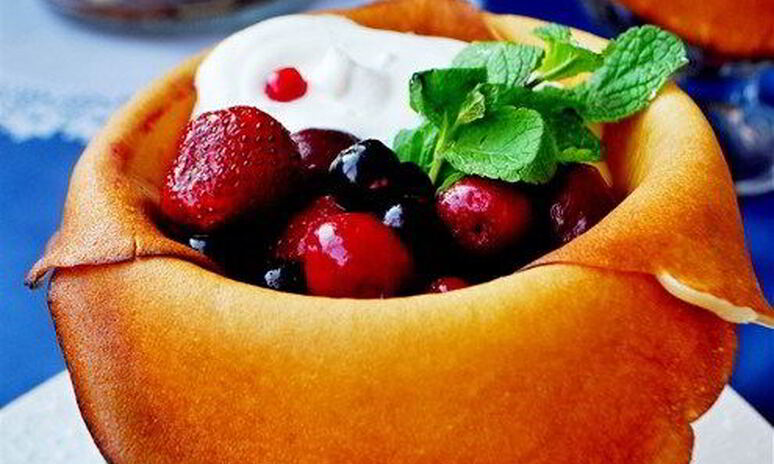 Рецепт блинчики десертные с сырным кремом и ягодами