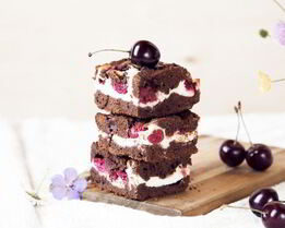 Брауни с творожным кремом и вишней