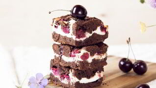 Брауни с творожным кремом и вишней