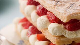 Десерт с клубникой и кремом Шантийи