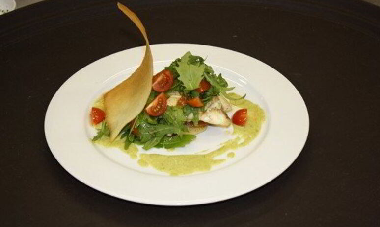 Рецепт камбала с картофелем, рукколой, помидорами черри и кремом из спаржи и пастернака