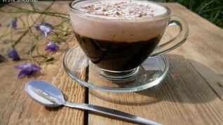 Кофе с белково-клубничным кремом