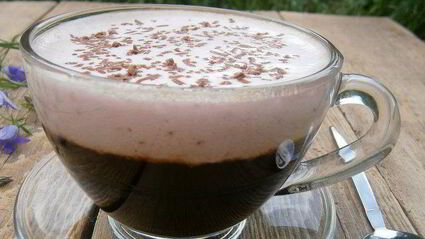 кофе с белково-клубничным кремом