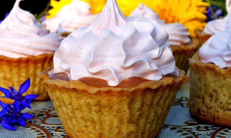 Рецепт корзиночки с яблочным пюре и белковым кремом