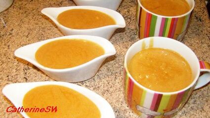 крем-брюле с малиново-клубничным соусом