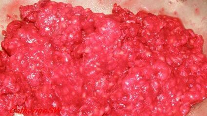 крем-брюле с малиново-клубничным соусом