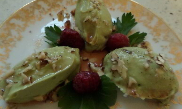 Рецепт крем из авокадо с малиновым соусом