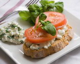 Крем-сыр из рикотты, ветчины и зеленого лука