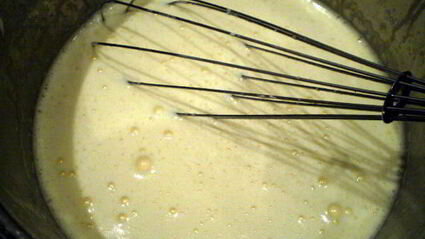 малиновый десерт с кремом патисьер и штрейзелем