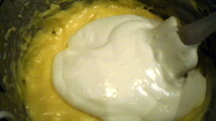 малиновый десерт с кремом патисьер и штрейзелем