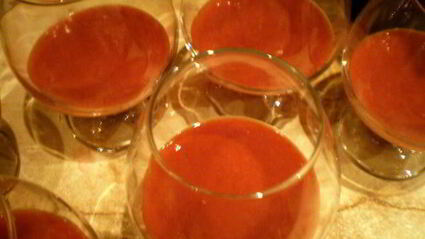 малиновый десерт с кремом патисьер и штрейзелем