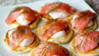 Мини-блинчики с лососем и сметанным кремом