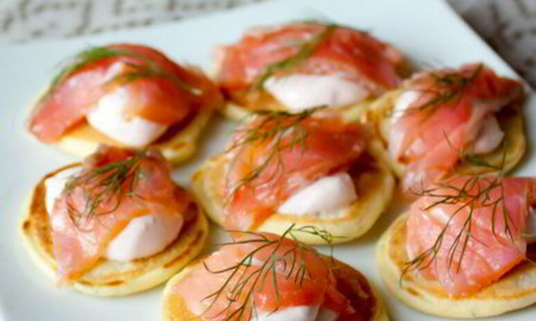 Рецепт мини-блинчики с лососем и сметанным кремом