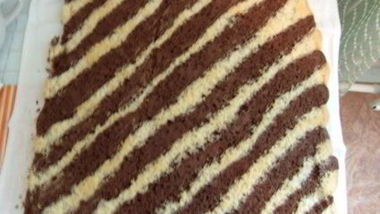 полосатый рулад с шоколадным кремом