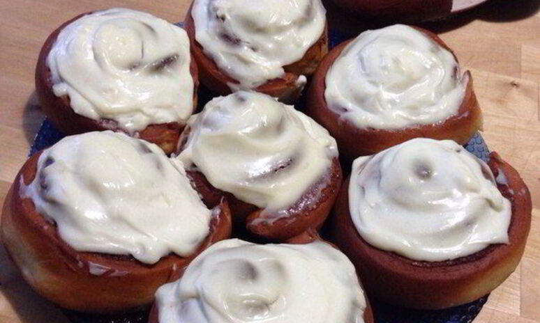 Рецепт синнабон — булочки с корицей и сливочным кремом сверху