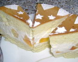 Сладкий бисквит с творожным кремом