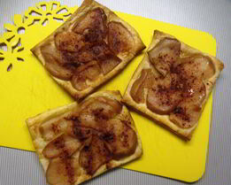 Слойка с консервированной грушей и заварным кремом