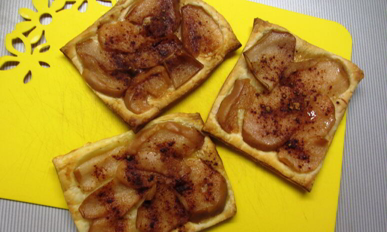 Рецепт слойка с консервированной грушей и заварным кремом