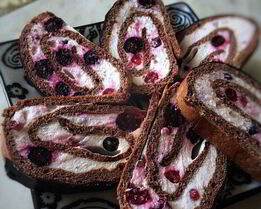 Смородиновый рулет с творожным кремом