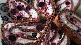 Смородиновый рулет с творожным кремом