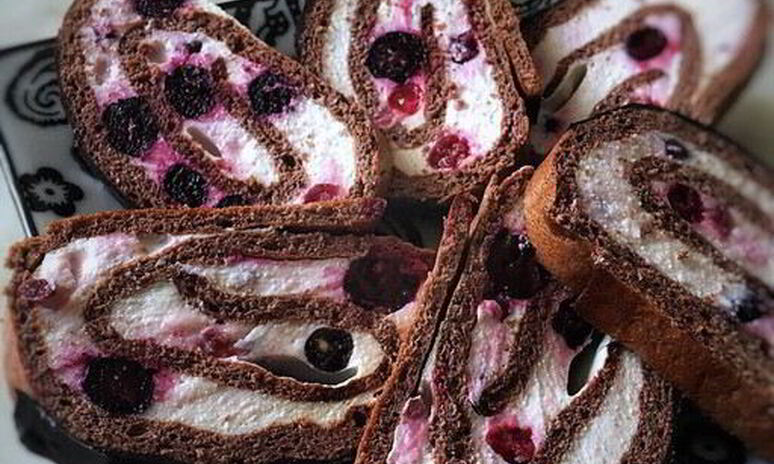 Рецепт смородиновый рулет с творожным кремом