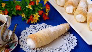 Трубочки из слоеного теста с кремом