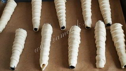 трубочки из слоеного теста с кремом