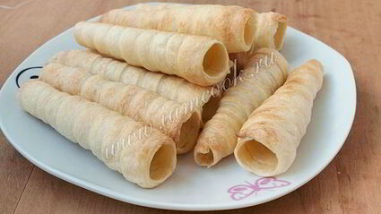 трубочки из слоеного теста с кремом