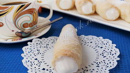 трубочки из слоеного теста с кремом